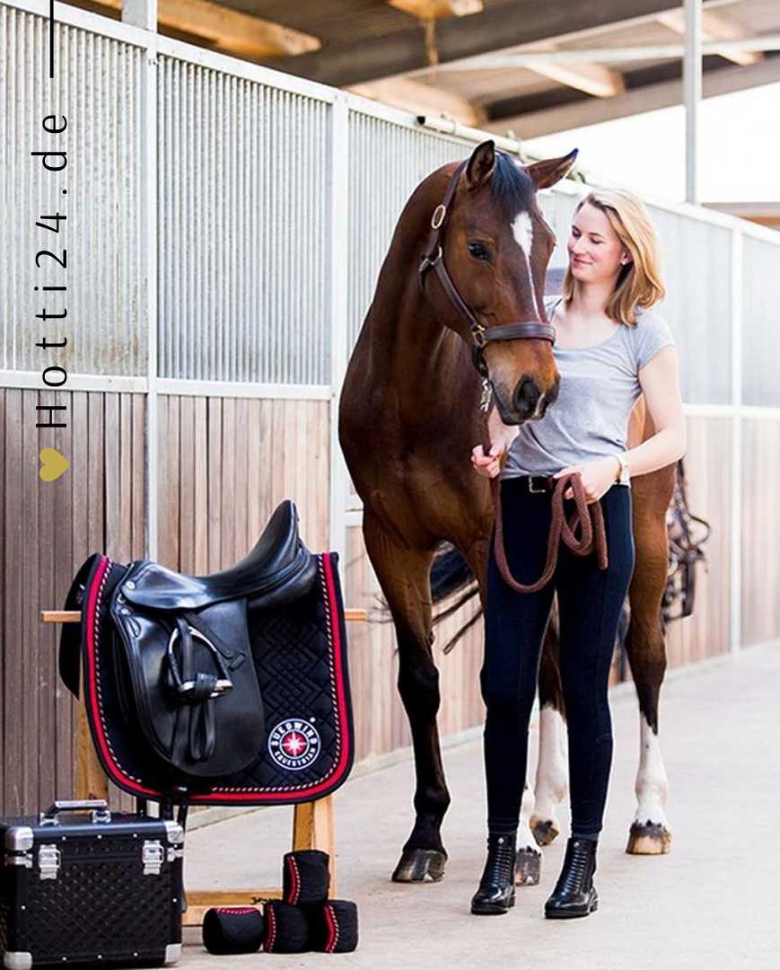 Reitstiefelette 'Legacy SZ Milano Schwarz 101504101033' von SUEDWIND, verfügbar auf der Website www.Hotti24.de: Die Stiefelette ist in der Farbe Schwarz erhältlich und trägt die Artikelnummer 101504101033. Sie ist von der Marke SUEDWIND und könnte für Reitsportaktivitäten gedacht sein. Die genaue Beschreibung der Eigenschaften, Materialien und weiteren Details der Stiefelette kann auf der Website www.Hotti24.de gefunden werden.