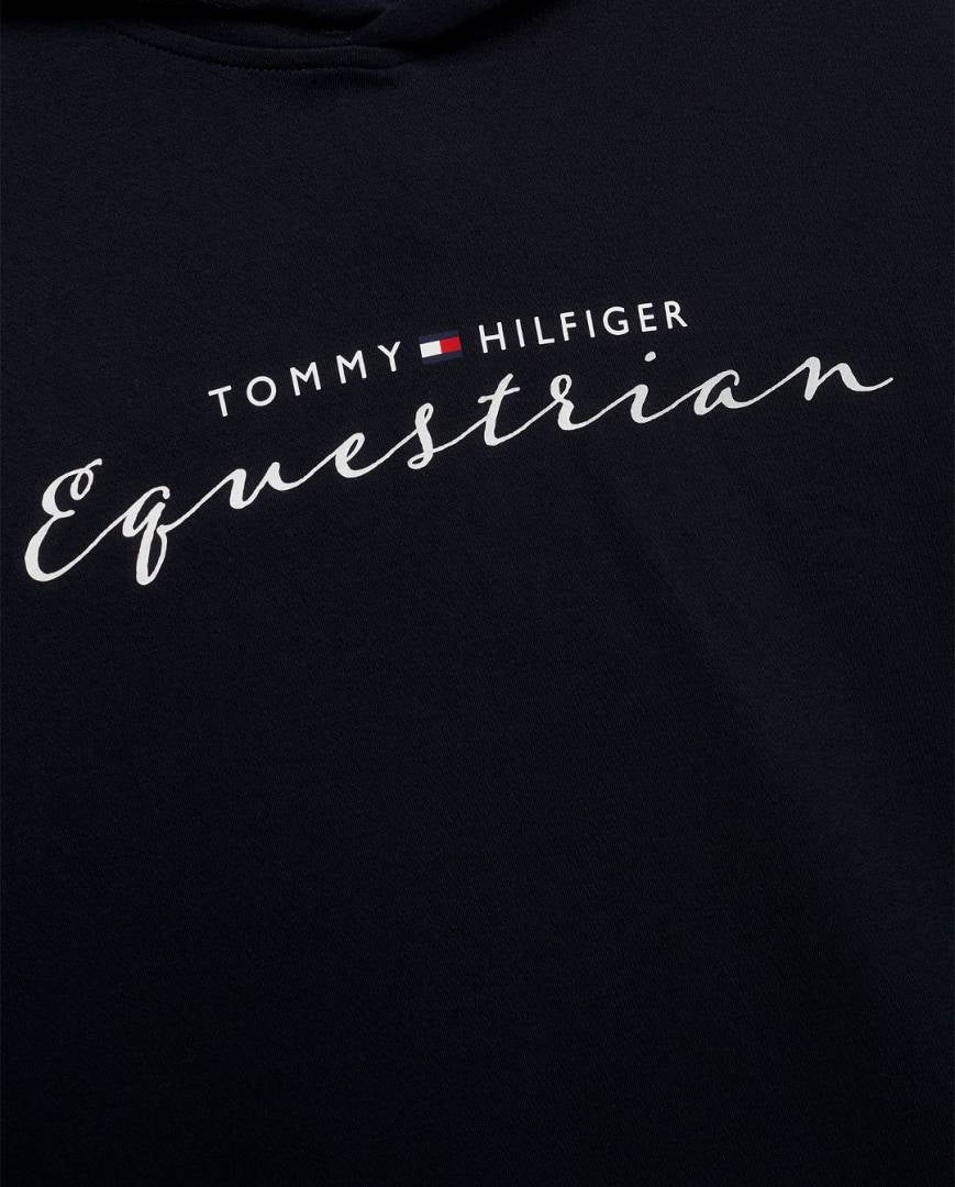 Damen-Hoodie von Tommy Hilfiger mit der Bezeichnung "Metallic TH08WHOO438-004" in der Farbe Blau. Dieser Hoodie ist auf der Webseite www.hotti24.de erhältlich. Er wurde speziell für Damen entworfen, um sowohl Stil als auch Komfort zu bieten. Die Datei enthält auch Bilder des Hoodies aus verschiedenen Blickwinkeln, darunter die Vorderseite, die Seite und die Rückseite. Diese visuellen Darstellungen ermöglichen es Ihnen, das Design und die Eigenschaften des Hoodies besser zu verstehen