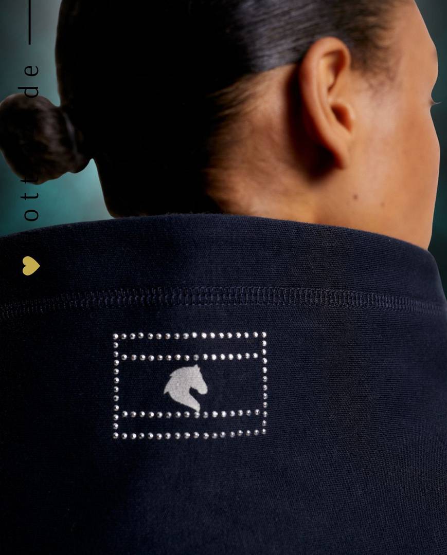 Damen-Hoodie von Tommy Hilfiger mit der Bezeichnung "Paris TH08WHOO441-004" in der Farbe Blau. Dieser Hoodie ist auf der Webseite www.hotti24.de erhältlich. Er wurde speziell für Damen entworfen, um Stil und Komfort zu bieten.  Zusätzlich sind in der Datei Bilder des Hoodies aus verschiedenen Blickwinkeln enthalten: von vorne, von der Seite und von hinten