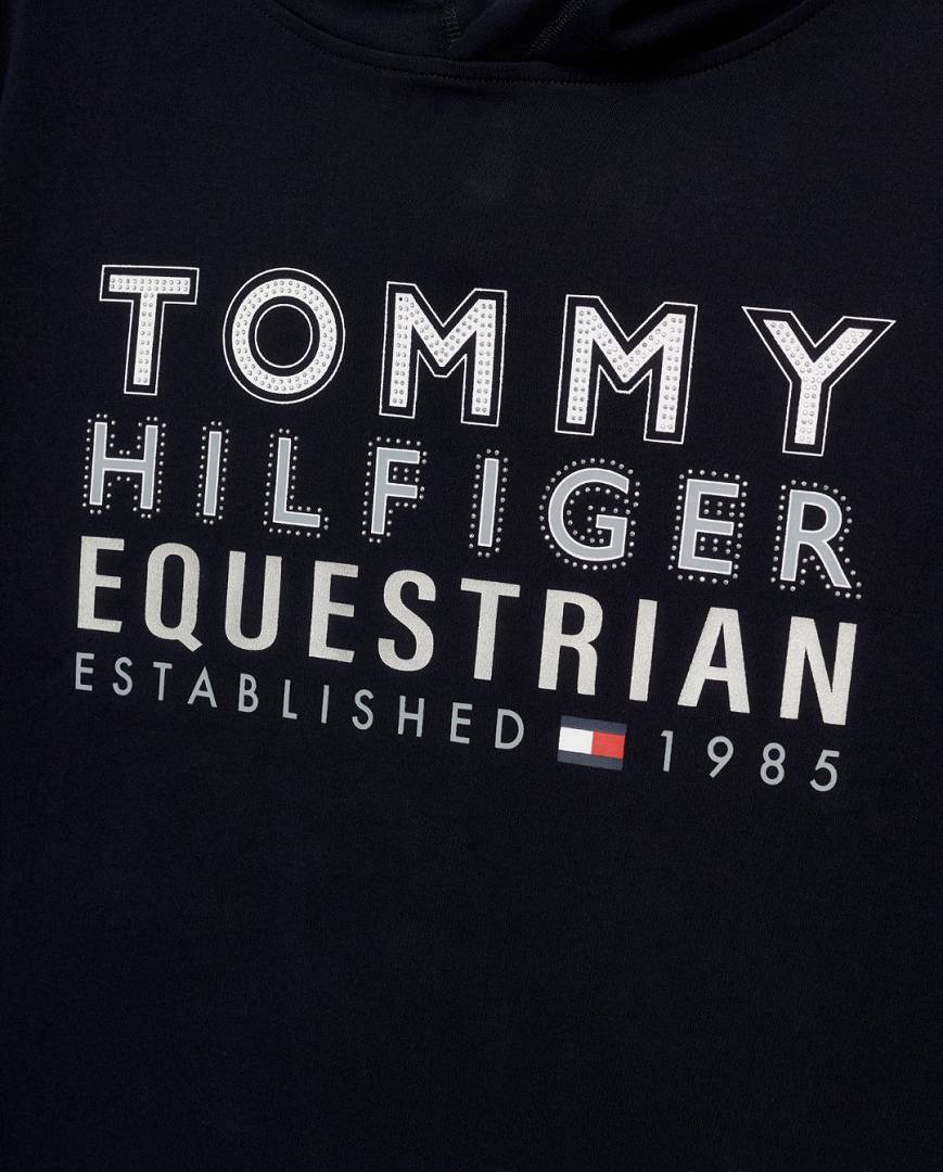 Damen-Hoodie von Tommy Hilfiger mit der Bezeichnung "Paris TH08WHOO441-004" in der Farbe Blau. Dieser Hoodie ist auf der Webseite www.hotti24.de erhältlich. Er wurde speziell für Damen entworfen, um Stil und Komfort zu bieten.  Zusätzlich sind in der Datei Bilder des Hoodies aus verschiedenen Blickwinkeln enthalten: von vorne, von der Seite und von hinten