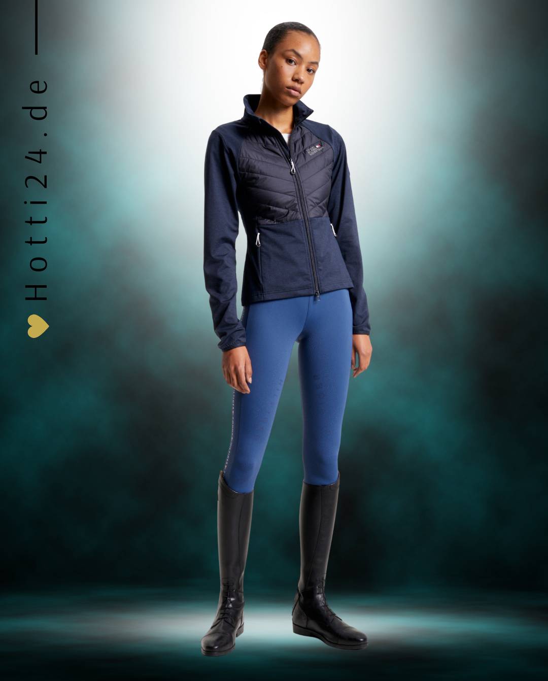 Damen-Hybridjacke von Tommy Hilfiger mit der Bezeichnung "Hybridjacke TH08WJAC454-004" in der Farbe Blau. Diese Hybridjacke ist auf der Webseite www.hotti24.de erhältlich. Sie wurde speziell für Damen entworfen, um sowohl Stil als auch Funktionalität zu bieten.  Zusätzlich sind in der Datei Bilder der Hybridjacke aus verschiedenen Blickwinkeln enthalten: von vorne, von der Seite und von hinten. 