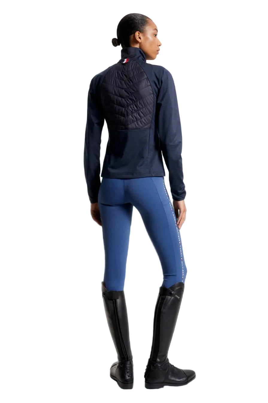 Damen-Hybridjacke von Tommy Hilfiger mit der Bezeichnung "Hybridjacke TH08WJAC454-004" in der Farbe Blau. Diese Hybridjacke ist auf der Webseite www.hotti24.de erhältlich. Sie wurde speziell für Damen entworfen, um sowohl Stil als auch Funktionalität zu bieten.  Zusätzlich sind in der Datei Bilder der Hybridjacke aus verschiedenen Blickwinkeln enthalten: von vorne, von der Seite und von hinten. 