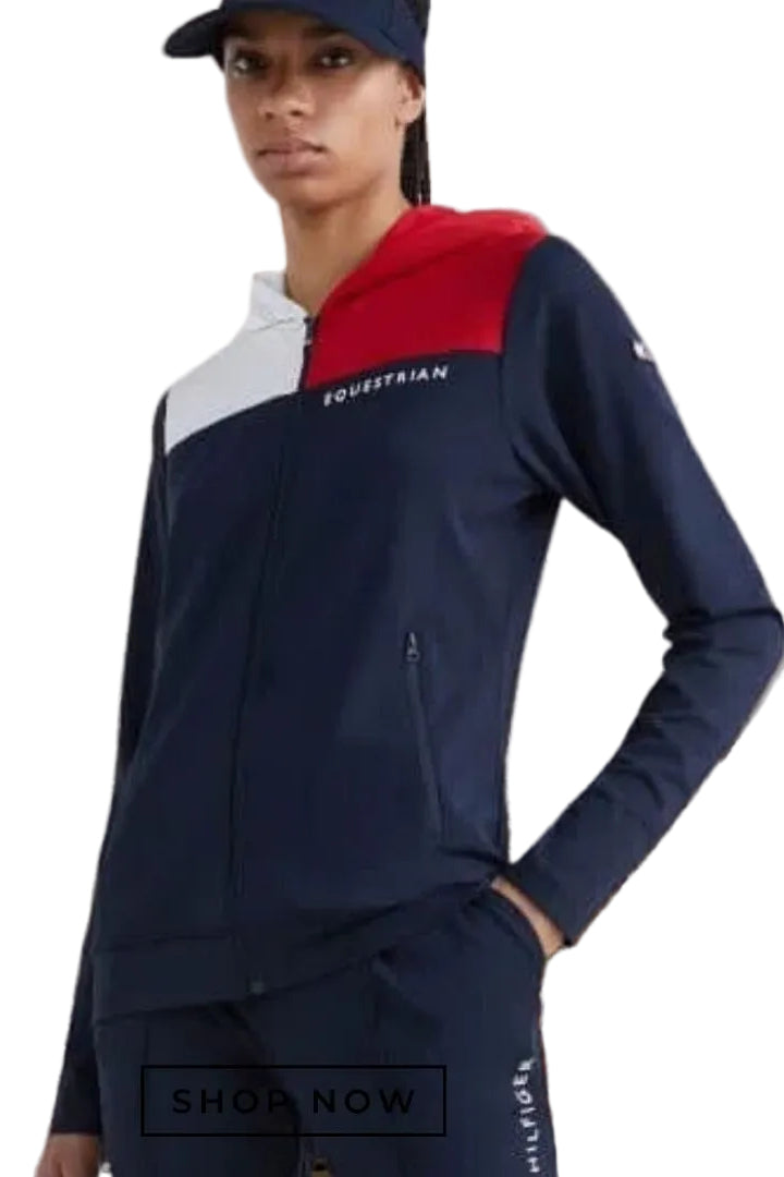 Die TOMMY HILFIGER Damenjacke im Colorblock-Stil (Artikelnummer: TH07WZHO301-004) in Blau ist die perfekte Wahl für stilbewusste Frauen. Diese Jacke kombiniert trendiges Design mit hochwertiger Qualität und hält Sie gleichzeitig warm und bequem. Sie können diese Jacke auf www.Hotti24.de erwerben und Ihren Kleiderschrank um ein modisches Highlight bereichern.