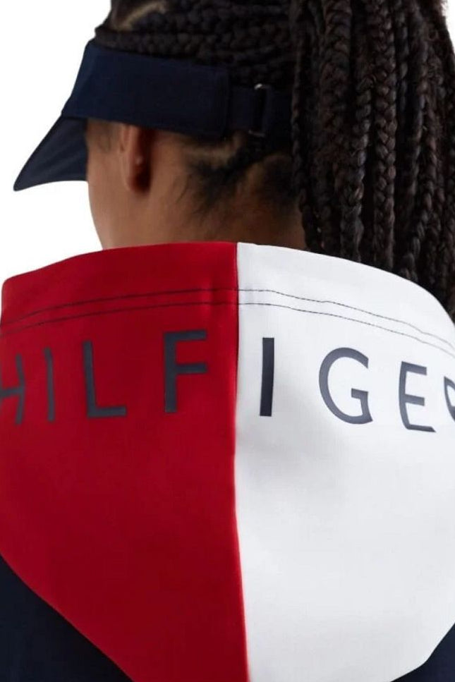 Die TOMMY HILFIGER Damenjacke im Colorblock-Stil (Artikelnummer: TH07WZHO301-004) in Blau ist die perfekte Wahl für stilbewusste Frauen. Diese Jacke kombiniert trendiges Design mit hochwertiger Qualität und hält Sie gleichzeitig warm und bequem. Sie können diese Jacke auf www.Hotti24.de erwerben und Ihren Kleiderschrank um ein modisches Highlight bereichern.