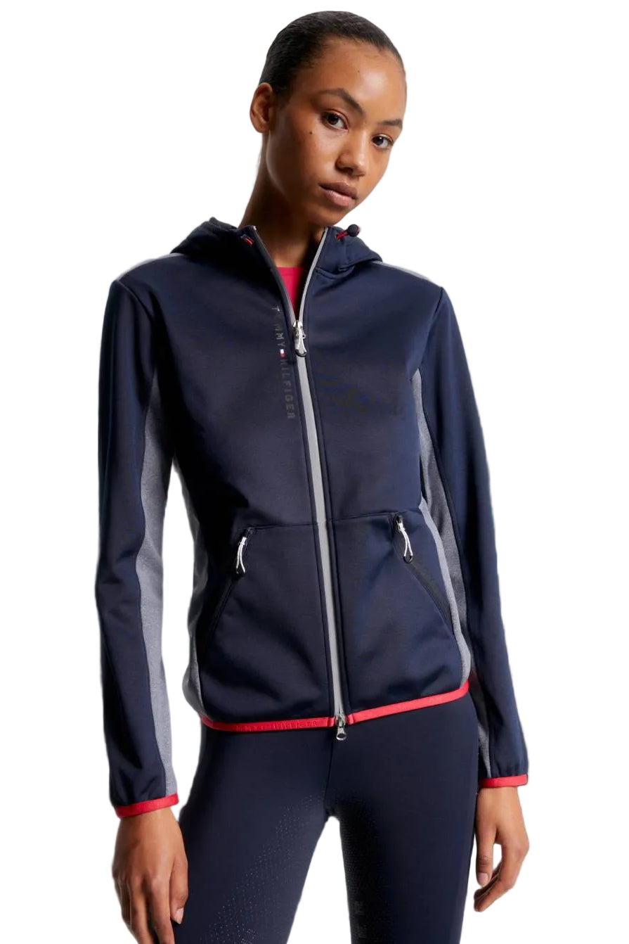 Damen-Jacke im Softshell-Stil von Tommy Hilfiger mit der Bezeichnung "Softshell Jacke London TH08WJAC451-004" in der Farbe Blau. Diese Softshell-Jacke ist auf der Webseite www.hotti24.de erhältlich. Sie wurde speziell für Damen entworfen, um sowohl Stil als auch Schutz vor den Elementen zu bieten.  Zusätzlich sind in der Datei Bilder der Softshell-Jacke aus verschiedenen Blickwinkeln enthalten: von vorne, von der Seite und von hinten. 