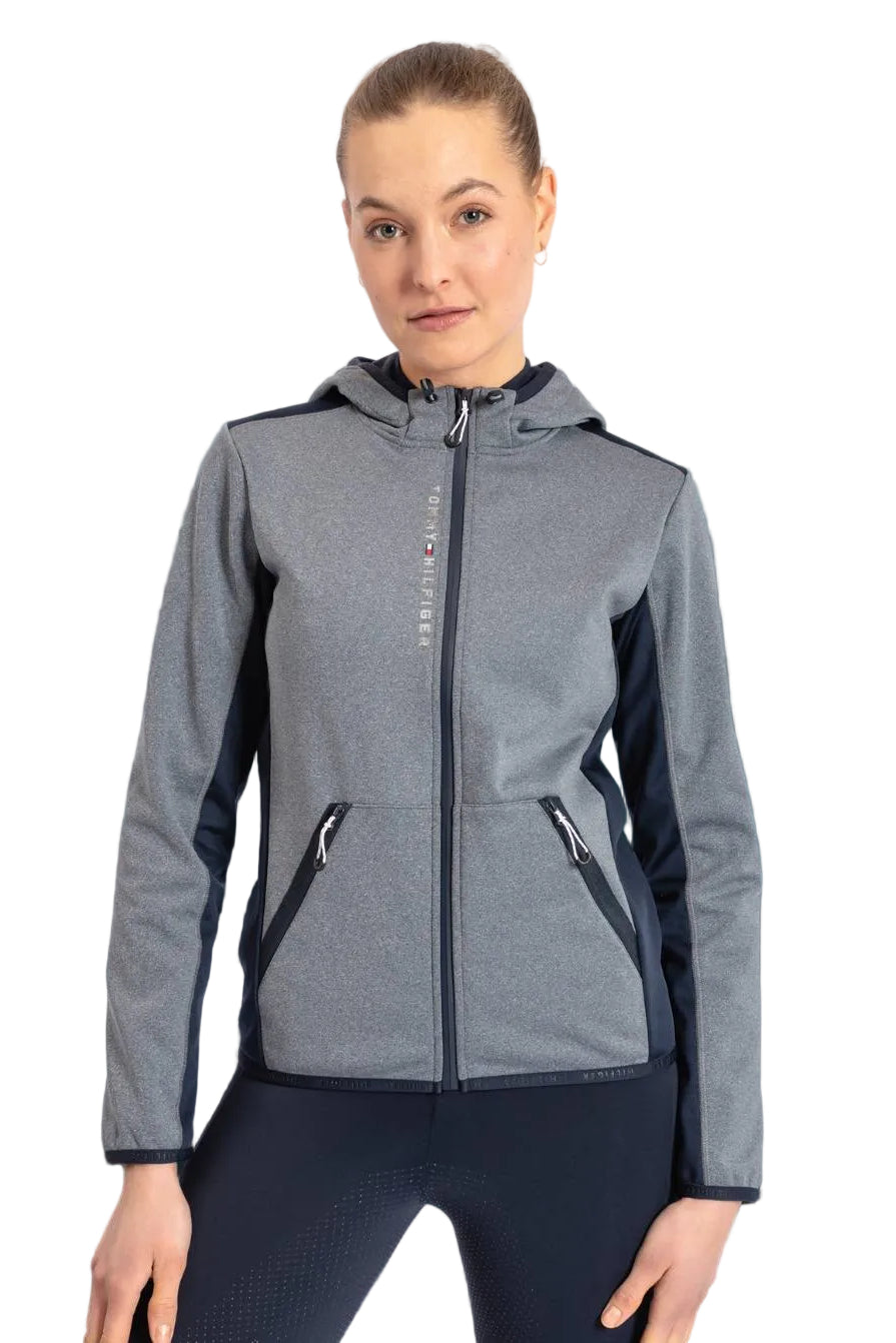 Damen-Jacke im Softshell-Stil von Tommy Hilfiger mit der Bezeichnung "Softshell Jacke London TH08WJAC451-027" in der Farbe Grau. Diese Softshell-Jacke ist auf der Webseite www.hotti24.de erhältlich. Sie wurde speziell für Damen entworfen, um sowohl Stil als auch Schutz vor den Elementen zu bieten.  Zusätzlich sind in der Datei Bilder der Softshell-Jacke aus verschiedenen Blickwinkeln enthalten: von vorne, von der Seite und von hinten