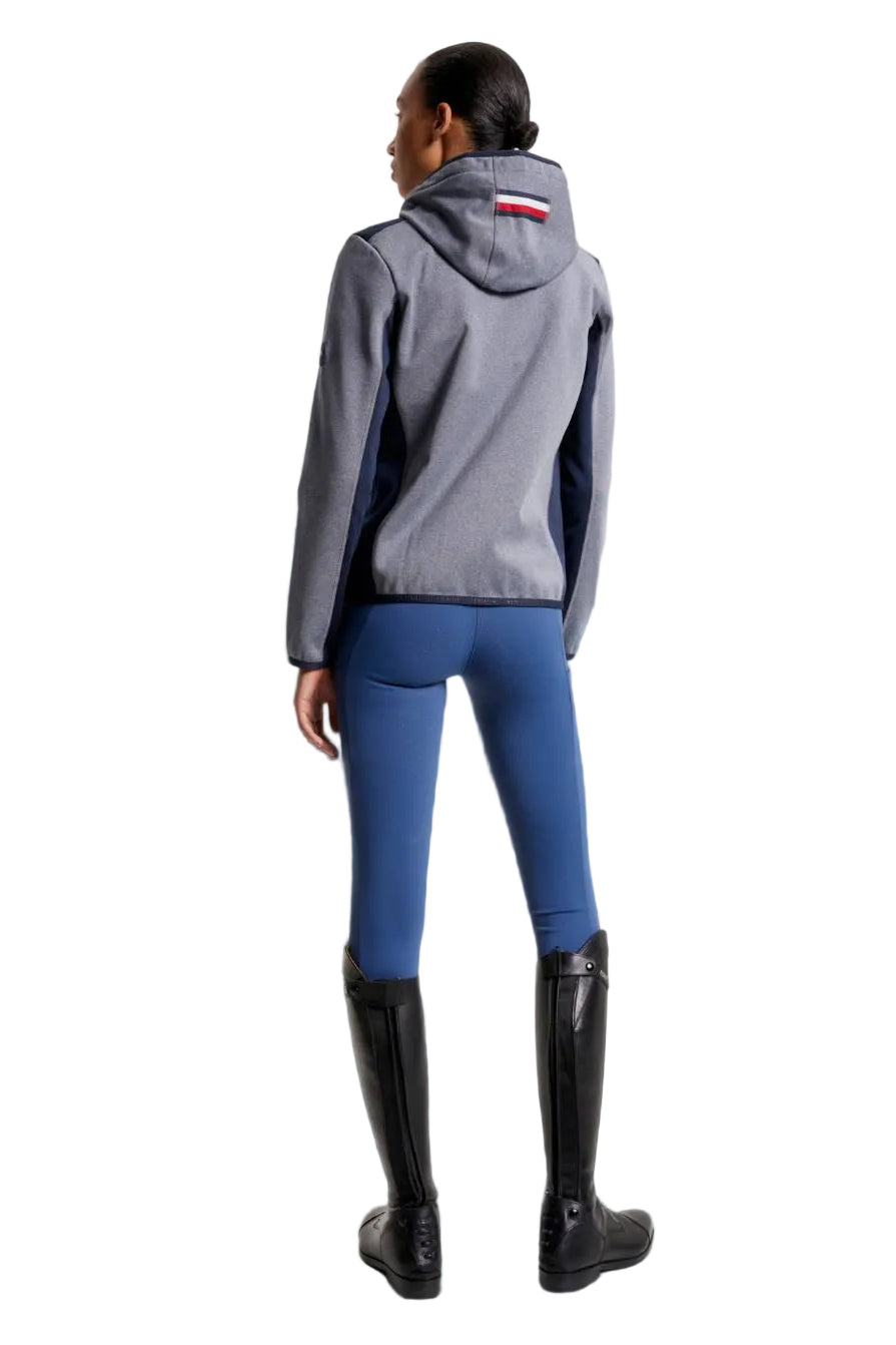 Damen-Jacke im Softshell-Stil von Tommy Hilfiger mit der Bezeichnung "Softshell Jacke London TH08WJAC451-027" in der Farbe Grau. Diese Softshell-Jacke ist auf der Webseite www.hotti24.de erhältlich. Sie wurde speziell für Damen entworfen, um sowohl Stil als auch Schutz vor den Elementen zu bieten.  Zusätzlich sind in der Datei Bilder der Softshell-Jacke aus verschiedenen Blickwinkeln enthalten: von vorne, von der Seite und von hinten