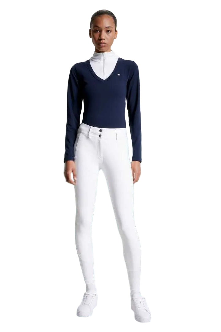 Damen-Reithose von Tommy Hilfiger mit der Bezeichnung "Geneva Fullgrip TH08WFBR464-001" in der Farbe Weiß. Diese Reithose ist auf der Webseite www.hotti24.de erhältlich. Die Hose wurde speziell für Damen entworfen und verfügt über Fullgrip-Elemente, die zusätzlichen Halt während des Reitens bieten sollen.