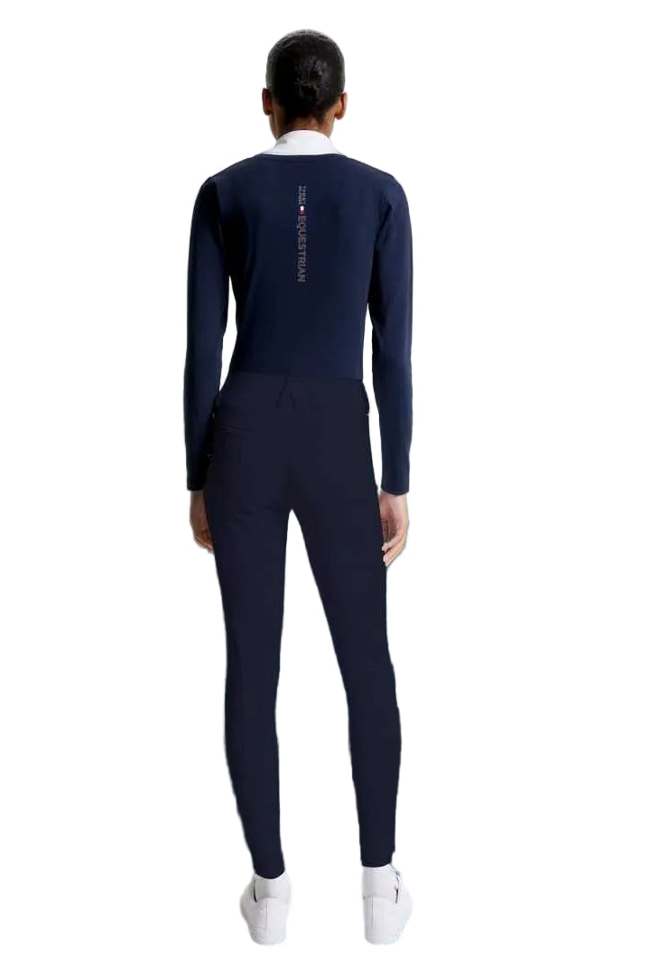 Damen-Reithose von Tommy Hilfiger mit der Bezeichnung "Geneva Fullgrip TH08WFBR464-004" in der Farbe Blau. Diese Reithose ist auf der Webseite www.hotti24.de erhältlich. Die Hose wurde speziell für Damen entwickelt und verfügt über Fullgrip-Elemente, die zusätzlichen Halt während des Reitens bieten sollen.