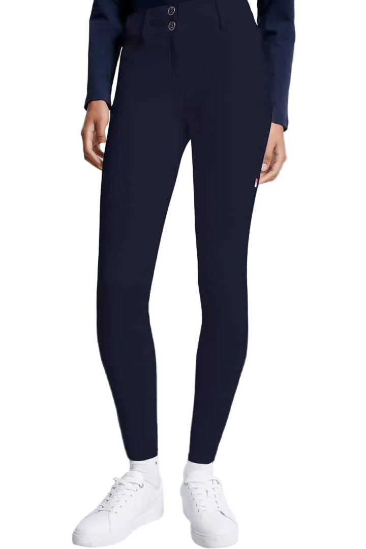 Damen-Reithose von Tommy Hilfiger mit der Bezeichnung "Geneva Fullgrip TH08WFBR464-004" in der Farbe Blau. Diese Reithose ist auf der Webseite www.hotti24.de erhältlich. Die Hose wurde speziell für Damen entwickelt und verfügt über Fullgrip-Elemente, die zusätzlichen Halt während des Reitens bieten sollen.