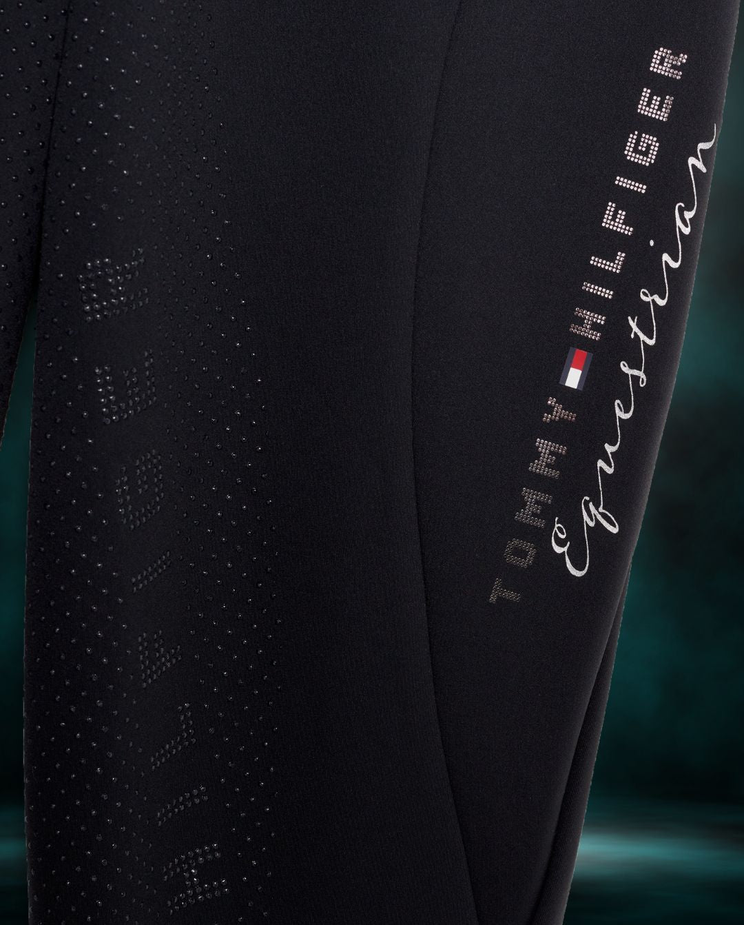 Damen-Reitleggings von Tommy Hilfiger mit der Bezeichnung "Monaco Fullgrip TH08WFLE463-003" in der Farbe Schwarz. Diese Reitleggings sind auf der Webseite www.hotti24.de erhältlich. Sie wurden speziell für Damen entworfen und verfügen über Fullgrip-Elemente, die zusätzlichen Halt während des Reitens bieten sollen.  Zusätzlich sind in der Datei Bilder der Reitleggings aus verschiedenen Blickwinkeln enthalten: von vorne, von der Seite und von hinten