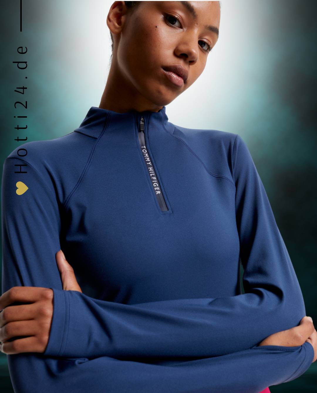 Damen-Trainingshirt von Tommy Hilfiger mit der Bezeichnung "Thermo Baselayer TH08WLZT433-041" in der Farbe Blau. Dieses Trainingshirt ist auf der Webseite www.hotti24.de erhältlich. Es wurde speziell für Damen entworfen, um Stil und Komfort während sportlicher Aktivitäten zu bieten.  Zusätzlich sind in der Datei Bilder des Trainingsshirts aus verschiedenen Blickwinkeln enthalten: von vorne, von der Seite und von hinten