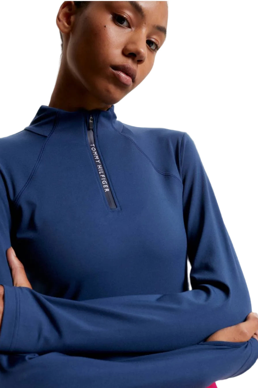 Damen-Trainingshirt von Tommy Hilfiger mit der Bezeichnung "Thermo Baselayer TH08WLZT433-041" in der Farbe Blau. Dieses Trainingshirt ist auf der Webseite www.hotti24.de erhältlich. Es wurde speziell für Damen entworfen, um Stil und Komfort während sportlicher Aktivitäten zu bieten.  Zusätzlich sind in der Datei Bilder des Trainingsshirts aus verschiedenen Blickwinkeln enthalten: von vorne, von der Seite und von hinten