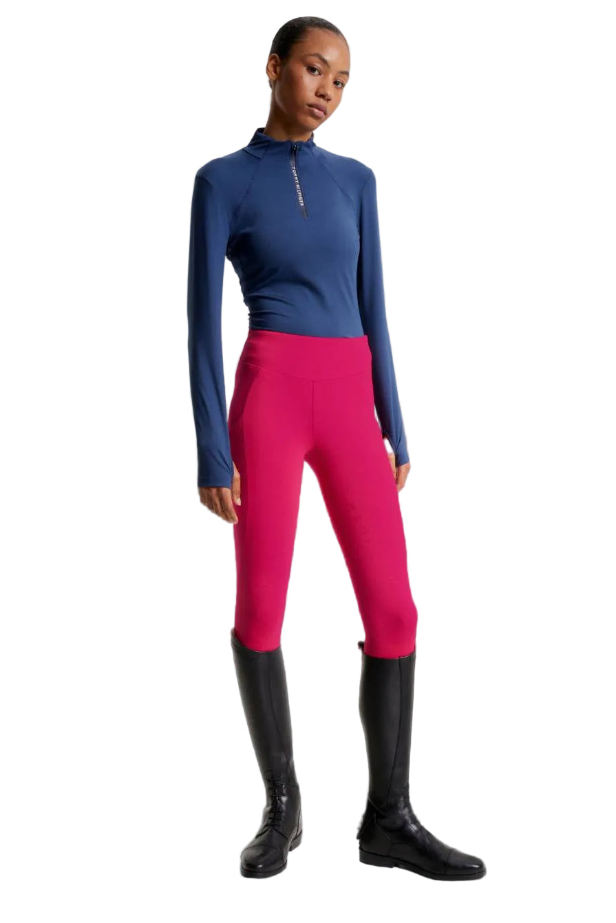 Damen-Trainingshirt von Tommy Hilfiger mit der Bezeichnung "Thermo Baselayer TH08WLZT433-041" in der Farbe Blau. Dieses Trainingshirt ist auf der Webseite www.hotti24.de erhältlich. Es wurde speziell für Damen entworfen, um Stil und Komfort während sportlicher Aktivitäten zu bieten.  Zusätzlich sind in der Datei Bilder des Trainingsshirts aus verschiedenen Blickwinkeln enthalten: von vorne, von der Seite und von hinten