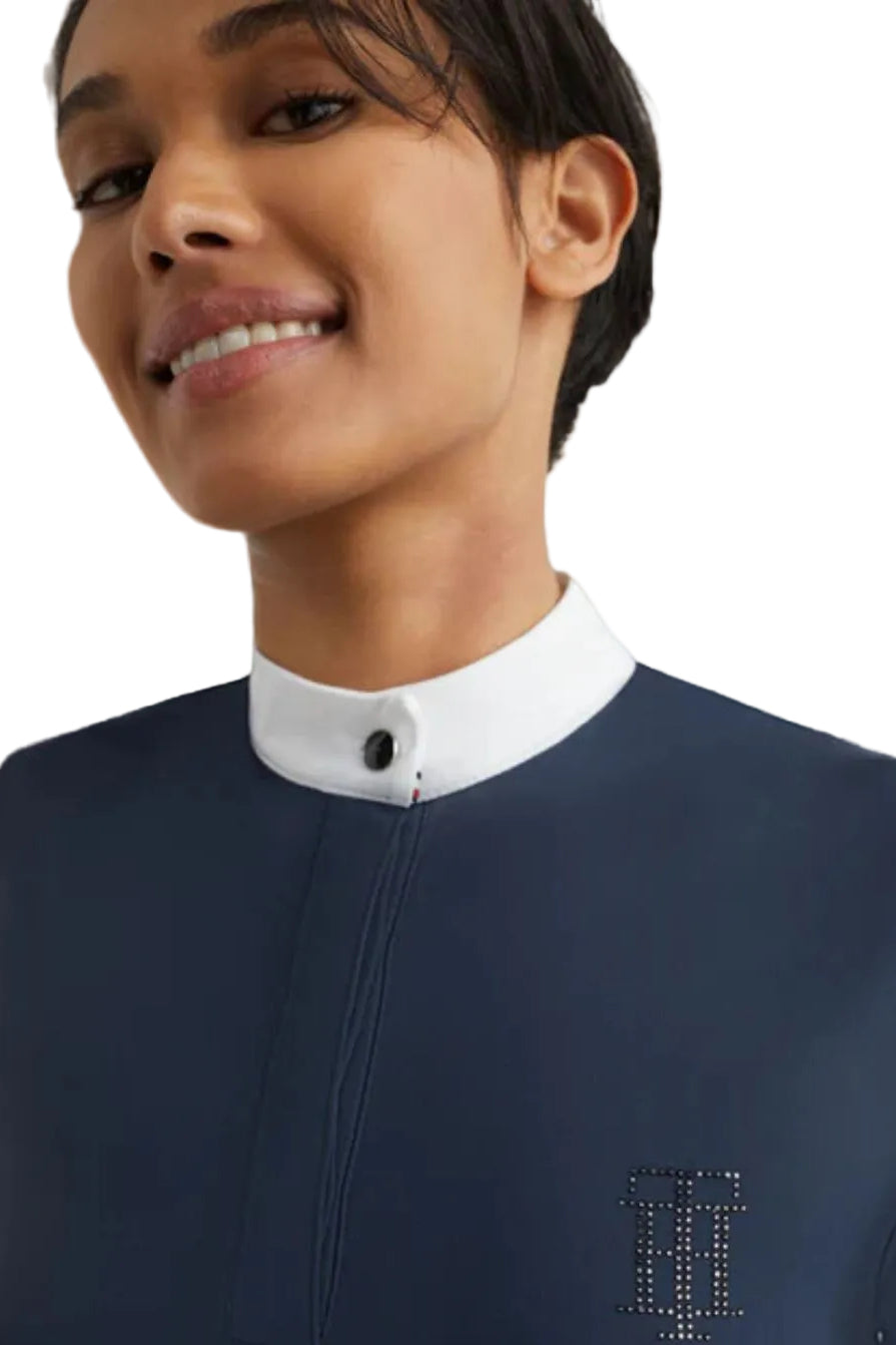 Tommy Hilfiger Equestrian® »Damen Turniershirt mit Strass Blau, mit Stehkragen und verdeckter Knopfleiste. Sichtbarer Strassknopf am Kragen und TH-Strassapplikation auf der linken Brust. Hergestellt aus einem schnell trocknenden, desodorierenden Stoff Artikelnummer th07wsss301-004 erhältlich bei www.Hotti24.de