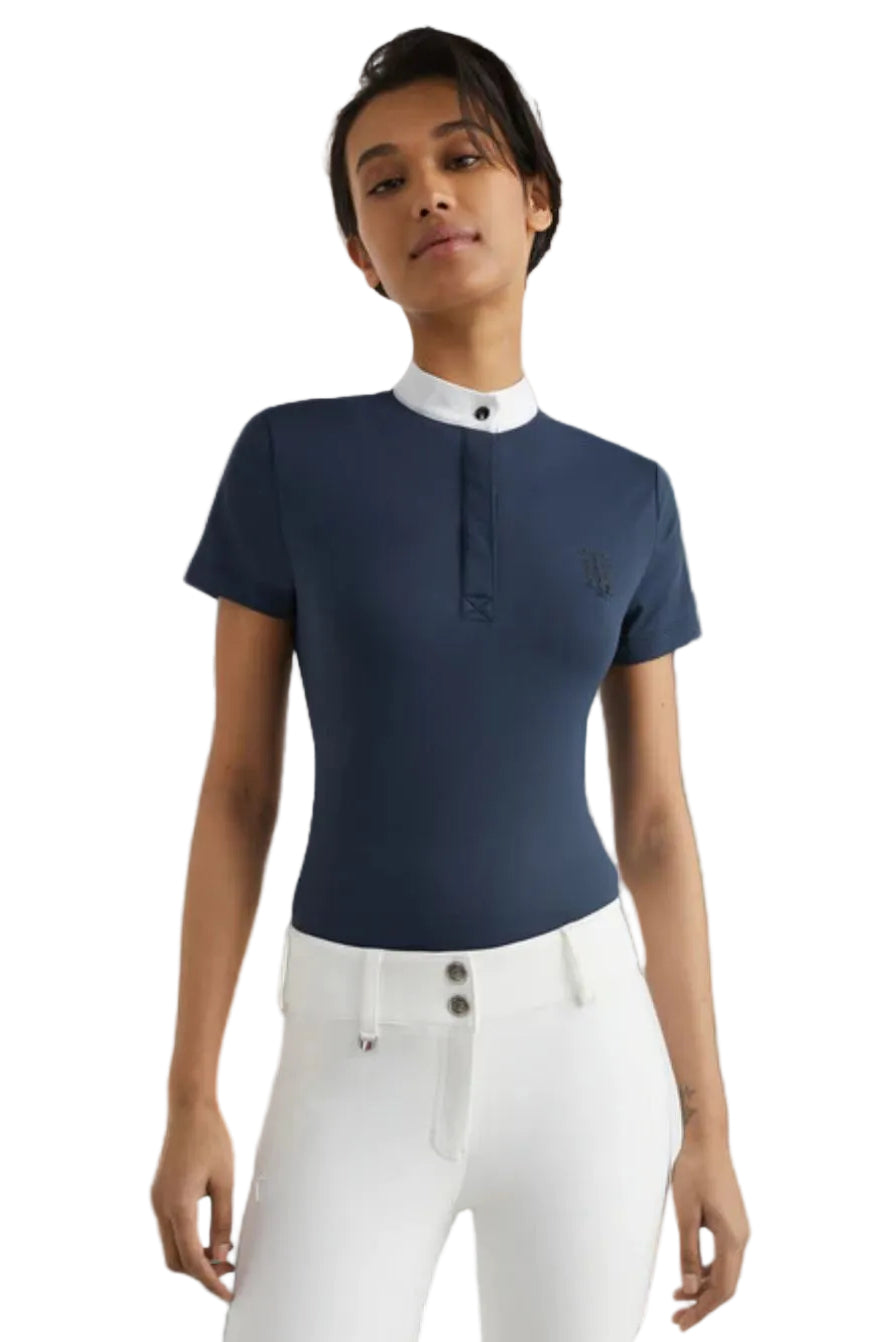 Tommy Hilfiger Equestrian® »Damen Turniershirt mit Strass Blau, mit Stehkragen und verdeckter Knopfleiste. Sichtbarer Strassknopf am Kragen und TH-Strassapplikation auf der linken Brust. Hergestellt aus einem schnell trocknenden, desodorierenden Stoff Artikelnummer th07wsss301-004 erhältlich bei www.Hotti24.de
