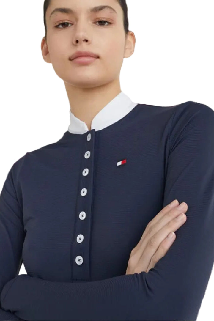 Tommy Hilfiger präsentiert das Damen-Turniershirt Performance in der Farbe Blau mit der Artikelnummer TH10001-004. Dieses Turniershirt kombiniert Stil und Leistung und ist ideal für Reiterinnen, die auf und abseits des Platzes glänzen möchten. Für weitere Informationen und die Möglichkeit zum Kauf besuchen Sie bitte die Website des Händlers www.Hotti24.de