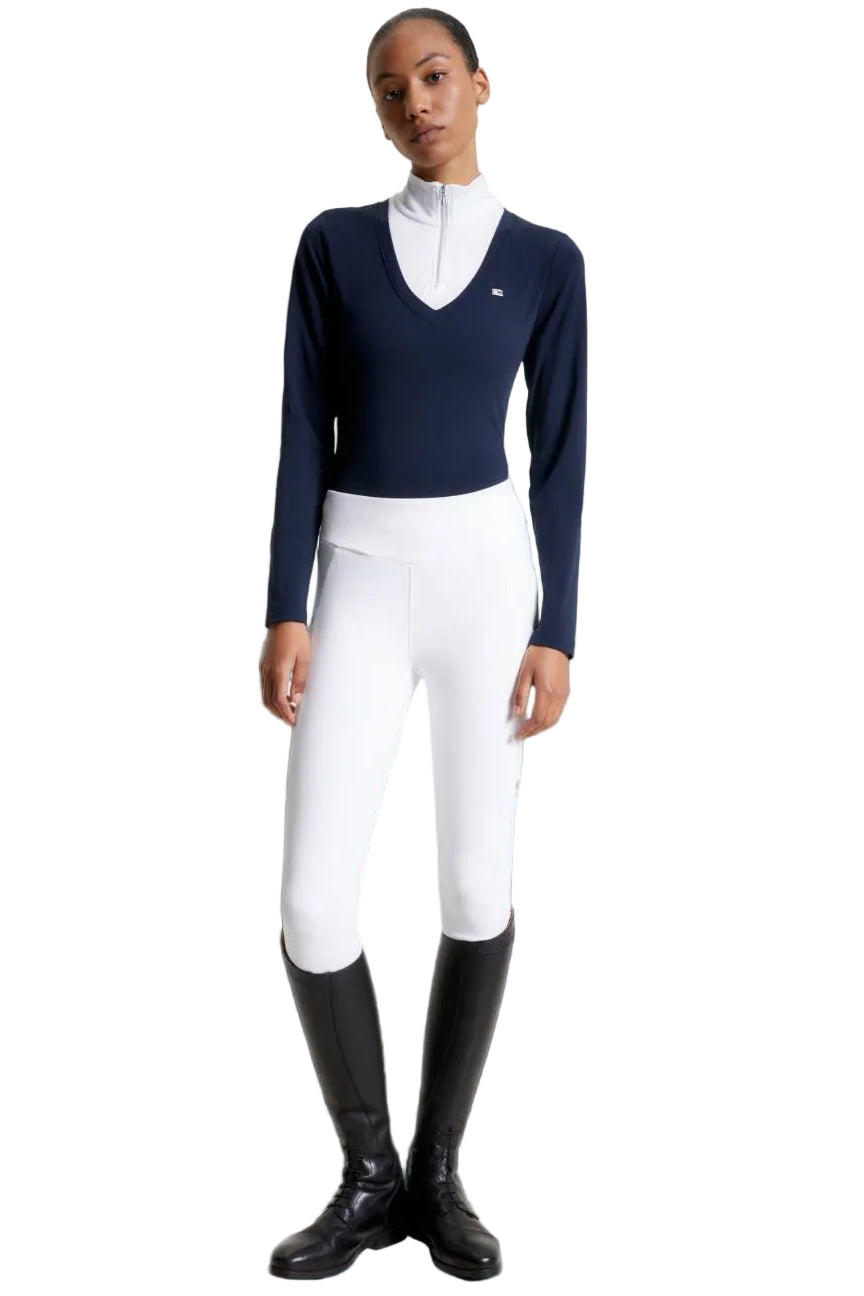 Damen-Turniershirt von Tommy Hilfiger mit der Bezeichnung "Thermo TH08WZSW460-004" in der Farbe Blau. Dieses Turniershirt ist auf der Webseite www.hotti24.de erhältlich. Es wurde speziell für Damen entwickelt, um Stil und Komfort während sportlicher Aktivitäten zu bieten.  Zusätzlich sind in der Datei Bilder des Turniershirts aus verschiedenen Blickwinkeln enthalten: von vorne, von der Seite und von hinten. 
