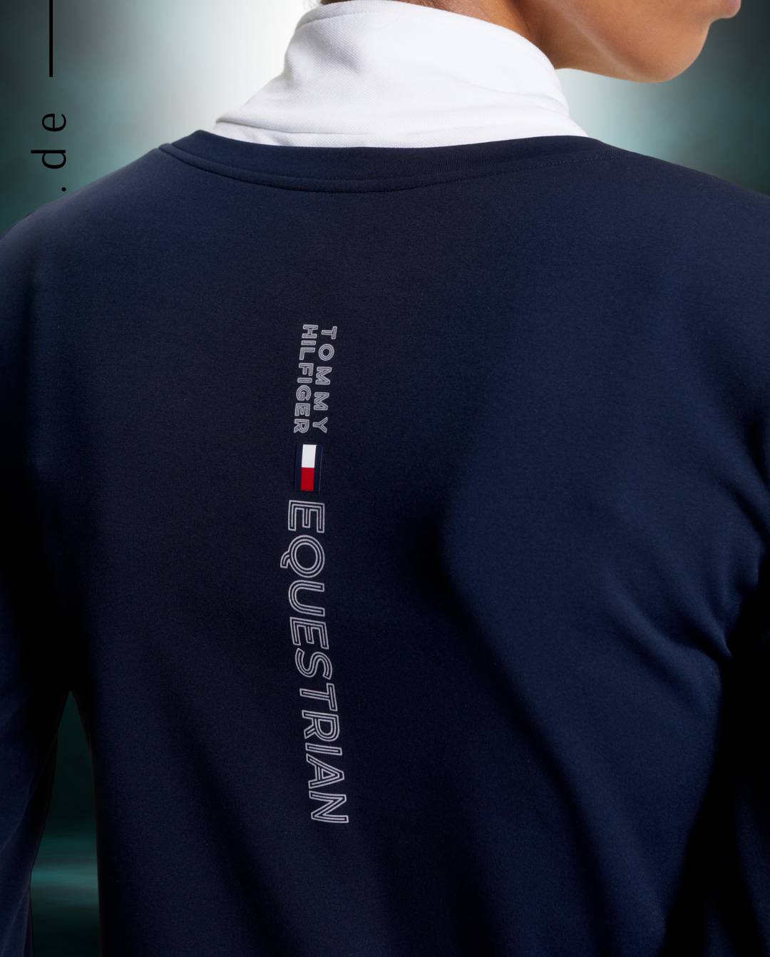 Damen-Turniershirt von Tommy Hilfiger mit der Bezeichnung "Thermo TH08WZSW460-004" in der Farbe Blau. Dieses Turniershirt ist auf der Webseite www.hotti24.de erhältlich. Es wurde speziell für Damen entwickelt, um Stil und Komfort während sportlicher Aktivitäten zu bieten.  Zusätzlich sind in der Datei Bilder des Turniershirts aus verschiedenen Blickwinkeln enthalten: von vorne, von der Seite und von hinten. 
