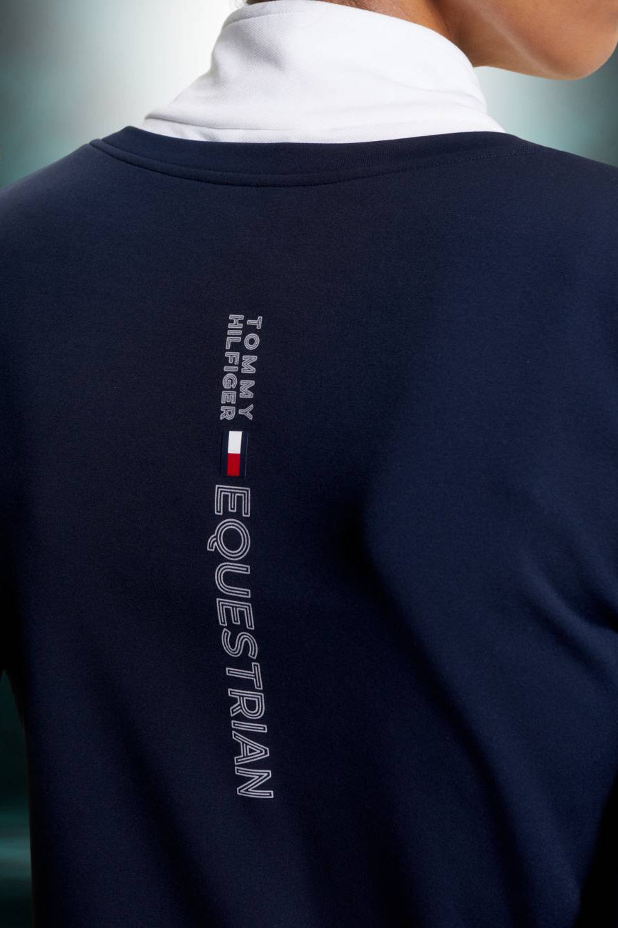 Damen-Turniershirt von Tommy Hilfiger mit der Bezeichnung "Thermo TH08WZSW460-004" in der Farbe Blau. Dieses Turniershirt ist auf der Webseite www.hotti24.de erhältlich. Es wurde speziell für Damen entwickelt, um Stil und Komfort während sportlicher Aktivitäten zu bieten.  Zusätzlich sind in der Datei Bilder des Turniershirts aus verschiedenen Blickwinkeln enthalten: von vorne, von der Seite und von hinten. 