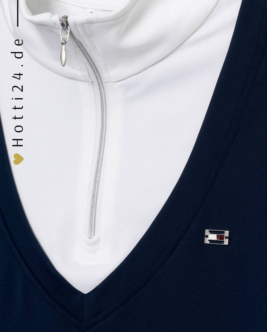 Damen-Turniershirt von Tommy Hilfiger mit der Bezeichnung "Thermo TH08WZSW460-004" in der Farbe Blau. Dieses Turniershirt ist auf der Webseite www.hotti24.de erhältlich. Es wurde speziell für Damen entwickelt, um Stil und Komfort während sportlicher Aktivitäten zu bieten.  Zusätzlich sind in der Datei Bilder des Turniershirts aus verschiedenen Blickwinkeln enthalten: von vorne, von der Seite und von hinten. 