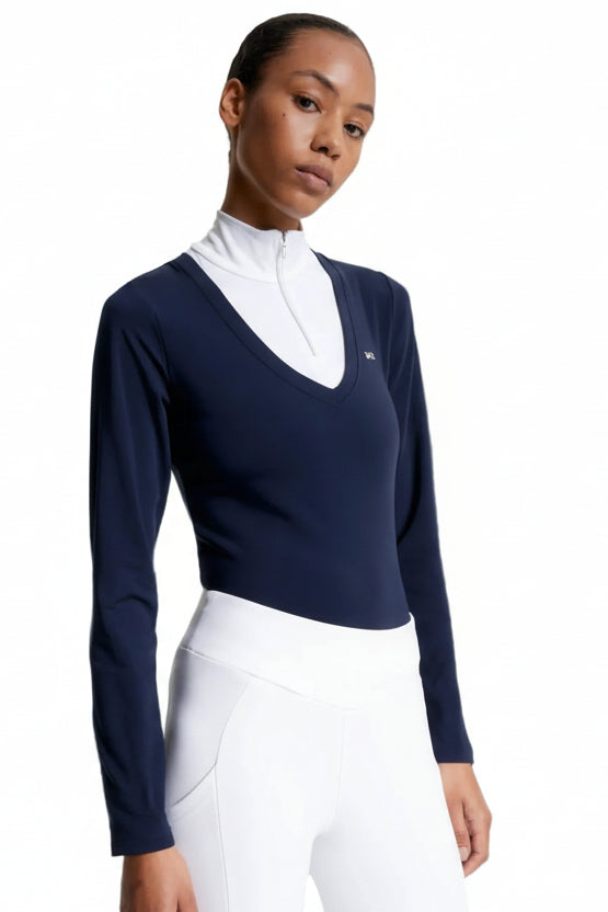 Damen-Turniershirt von Tommy Hilfiger mit der Bezeichnung "Thermo TH08WZSW460-004" in der Farbe Blau. Dieses Turniershirt ist auf der Webseite www.hotti24.de erhältlich. Es wurde speziell für Damen entwickelt, um Stil und Komfort während sportlicher Aktivitäten zu bieten.  Zusätzlich sind in der Datei Bilder des Turniershirts aus verschiedenen Blickwinkeln enthalten: von vorne, von der Seite und von hinten. 