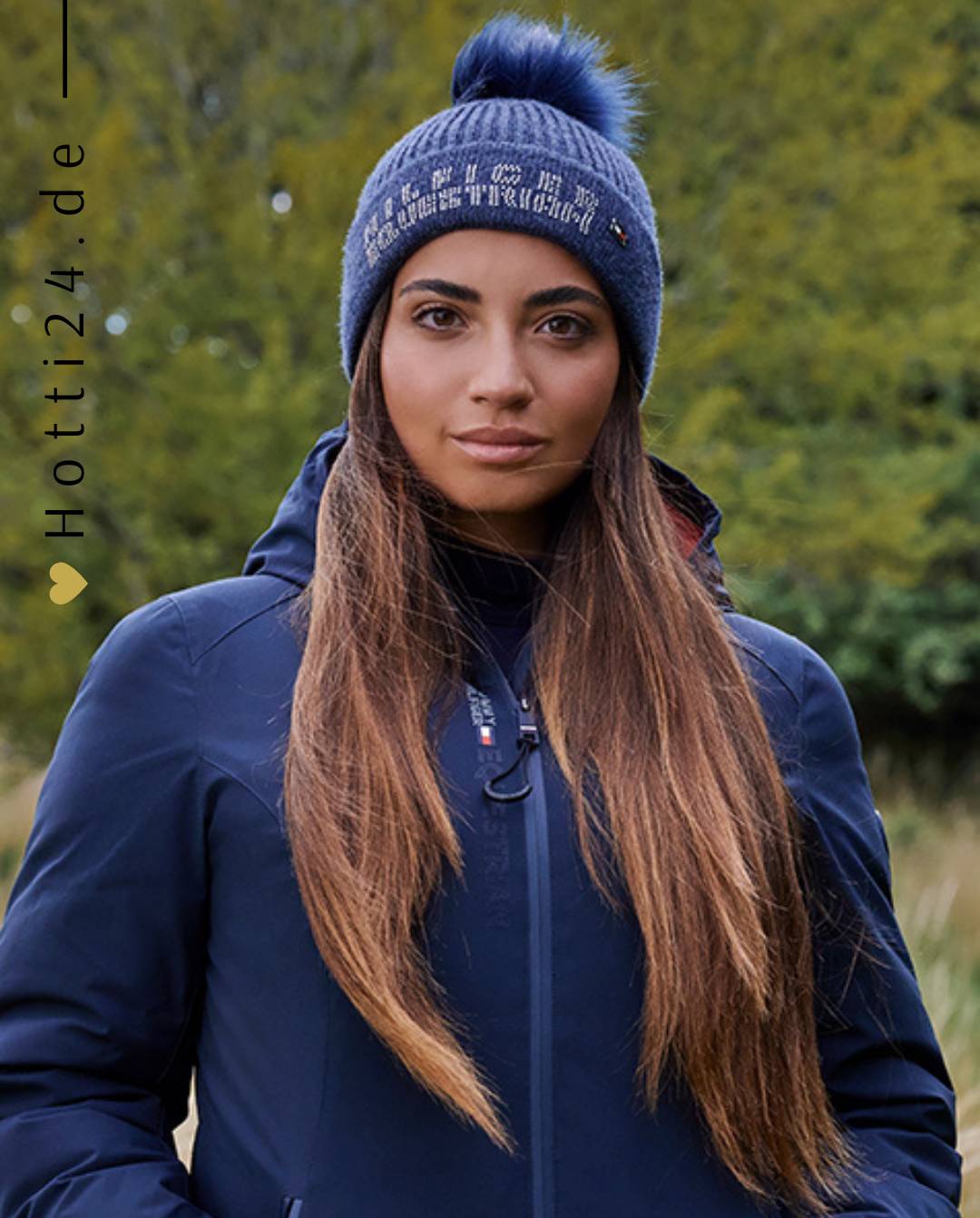 Damen-Mantel von Tommy Hilfiger mit der Bezeichnung "Mantel TH08WJAC456-004" in der Farbe Blau. Dieser Mantel ist auf der Webseite www.hotti24.de erhältlich. Er wurde speziell für Damen entworfen, um Stil und Wärme zu bieten.  Zusätzlich sind in der Datei Bilder des Mantels aus verschiedenen Blickwinkeln enthalten: von vorne, von der Seite und von hinten