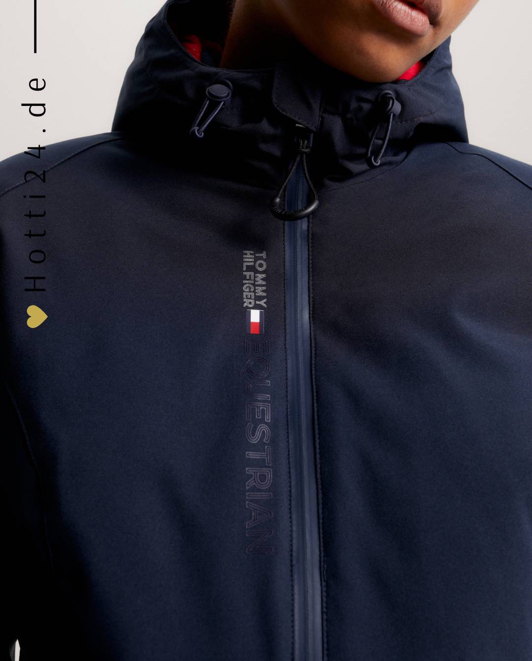 Damen-Mantel von Tommy Hilfiger mit der Bezeichnung "Mantel TH08WJAC456-004" in der Farbe Blau. Dieser Mantel ist auf der Webseite www.hotti24.de erhältlich. Er wurde speziell für Damen entworfen, um Stil und Wärme zu bieten.  Zusätzlich sind in der Datei Bilder des Mantels aus verschiedenen Blickwinkeln enthalten: von vorne, von der Seite und von hinten