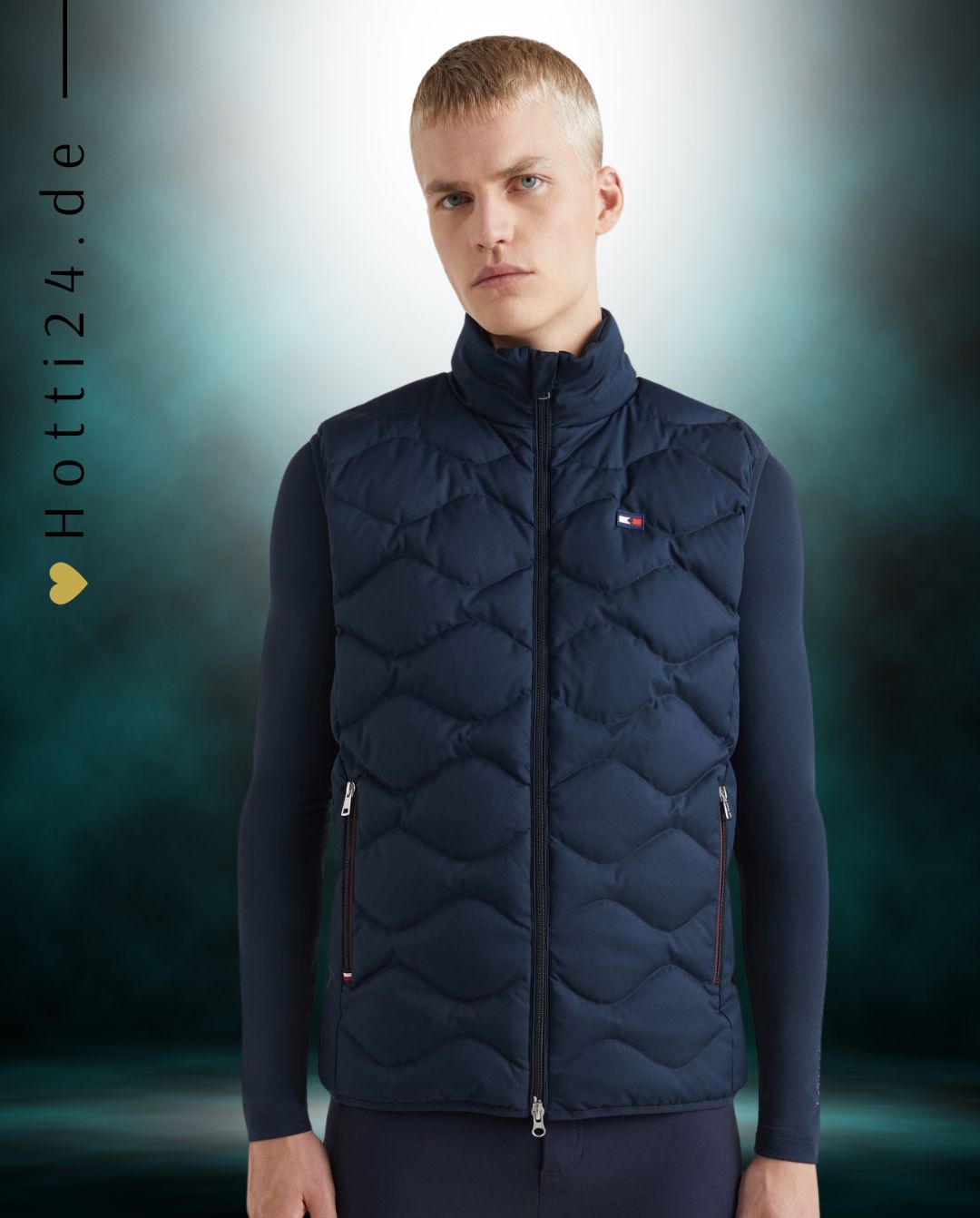 Tommy Hilfiger Equestrian® - Herren Daunenweste Blau, bietet alles, mit 2 Weg Reißverschluss vorne, gefüllt mit 100% recycelter Daune und Federn. Wasserabweisendes Außen Material, abnehmbare Kapuze Artikelnummer TH10139-004 erhältlich bei www.Hotti24.de