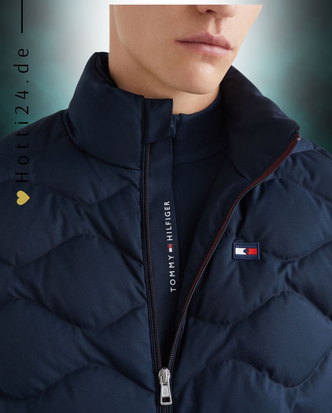 Tommy Hilfiger Equestrian® - Herren Daunenweste Blau, bietet alles, mit 2 Weg Reißverschluss vorne, gefüllt mit 100% recycelter Daune und Federn. Wasserabweisendes Außen Material, abnehmbare Kapuze Artikelnummer TH10139-004 erhältlich bei www.Hotti24.de