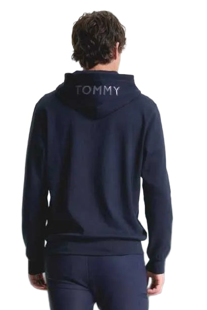 Erwerben Sie den Tommy Hilfiger Herren Hoodie London mit der Artikelnummer TH08MHOO474 in der Farbe Schwarz. Dieser stilvolle Hoodie vereint Komfort und Mode auf elegante Weise. Die Bilder zeigen das Modell von vorne, von der Seite und von hinten, um Ihnen einen umfassenden Eindruck zu vermitteln. Besuchen Sie die Webseite www.hotti24.de