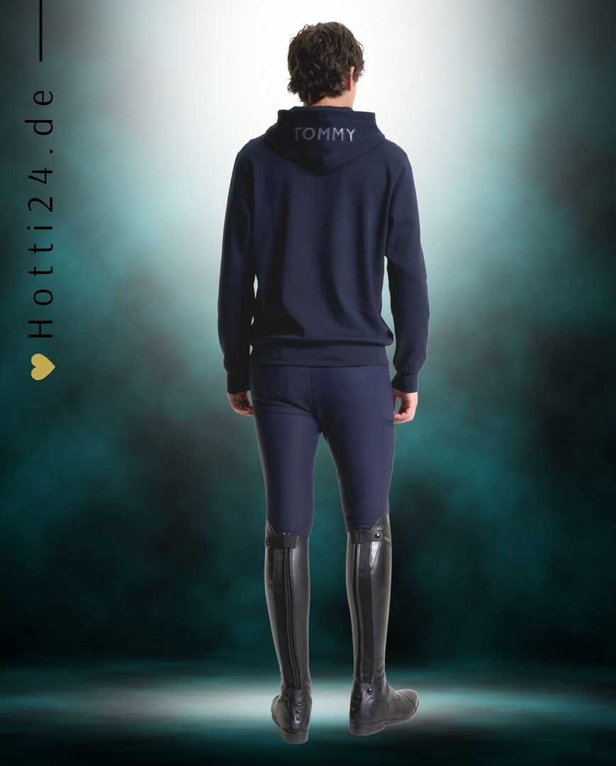 Erwerben Sie den Tommy Hilfiger Herren Hoodie London mit der Artikelnummer TH08MHOO474 in der Farbe Schwarz. Dieser stilvolle Hoodie vereint Komfort und Mode auf elegante Weise. Die Bilder zeigen das Modell von vorne, von der Seite und von hinten, um Ihnen einen umfassenden Eindruck zu vermitteln. Besuchen Sie die Webseite www.hotti24.de