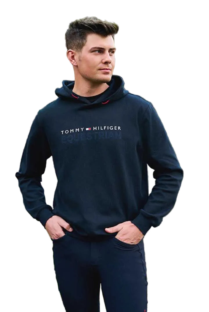 Erwerben Sie den Tommy Hilfiger Herren Hoodie London mit der Artikelnummer TH08MHOO474 in der Farbe Schwarz. Dieser stilvolle Hoodie vereint Komfort und Mode auf elegante Weise. Die Bilder zeigen das Modell von vorne, von der Seite und von hinten, um Ihnen einen umfassenden Eindruck zu vermitteln. Besuchen Sie die Webseite www.hotti24.de