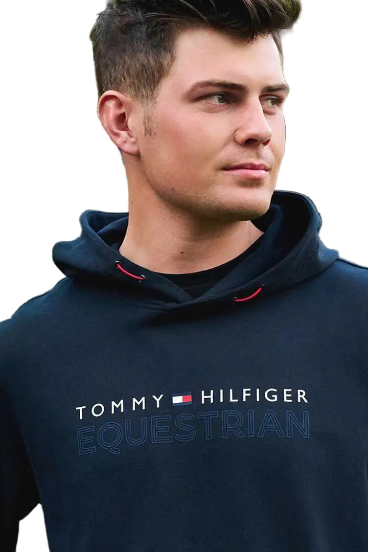 Erwerben Sie den Tommy Hilfiger Herren Hoodie London mit der Artikelnummer TH08MHOO474 in der Farbe Schwarz. Dieser stilvolle Hoodie vereint Komfort und Mode auf elegante Weise. Die Bilder zeigen das Modell von vorne, von der Seite und von hinten, um Ihnen einen umfassenden Eindruck zu vermitteln. Besuchen Sie die Webseite www.hotti24.de