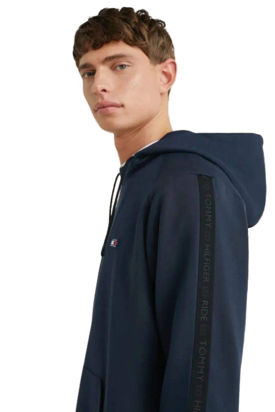 Tommy Hilfiger Equestrian® »Herren Hoodie Blau, mit Kängurutasche, Kapuze mit Kordel und gummiertem Kordelverschluss. Mit tonal bedruckten elastischen Ärmeln von Tommy Hilfiger und Silikon-Flaggenetikett auf der linken Brust Artikelnummer th07mhoo301-004 erhältlich bei www.Hotti24.de