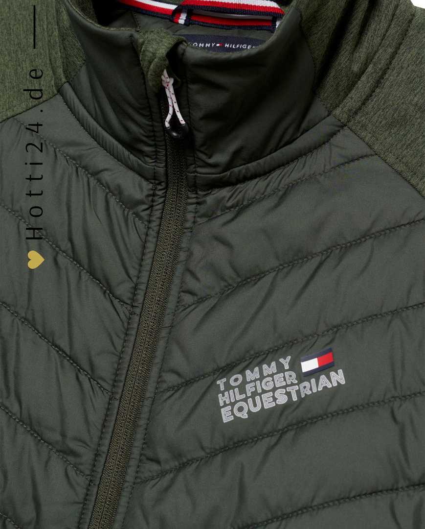 Die vorliegende Datei enthält Informationen über eine Herren-Hybridjacke von Tommy Hilfiger mit dem Namen "Albany TH08MJAC483-043" in der Farbe Grün. Diese Hybridjacke ist auf der Website www.hotti24.de verfügbar. Die Jacke kombiniert verschiedene Materialien, um Wärme und Stil zu bieten. 