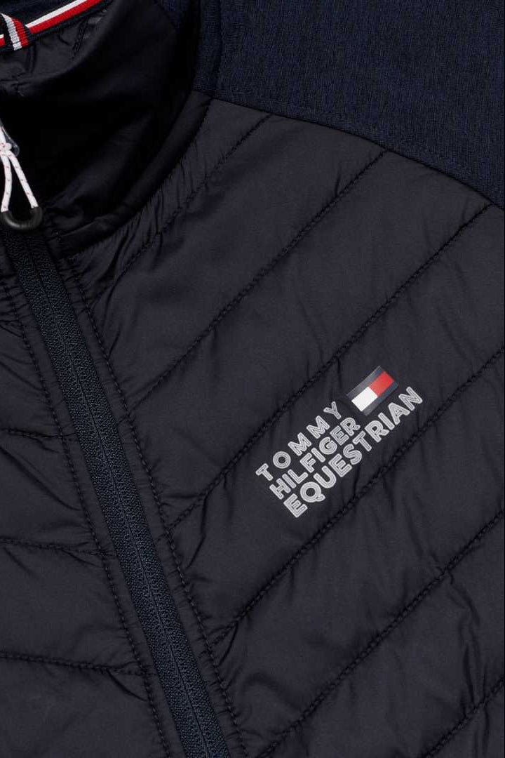 Die vorliegende Datei enthält Informationen über eine Herren-Hybridjacke von Tommy Hilfiger mit dem Namen "Albany TH08MJAC483-004" in der Farbe Blau. Diese Hybridjacke ist auf der Website www.hotti24.de verfügbar. Die Jacke kombiniert verschiedene Materialien, um Wärme und Stil zu bieten.