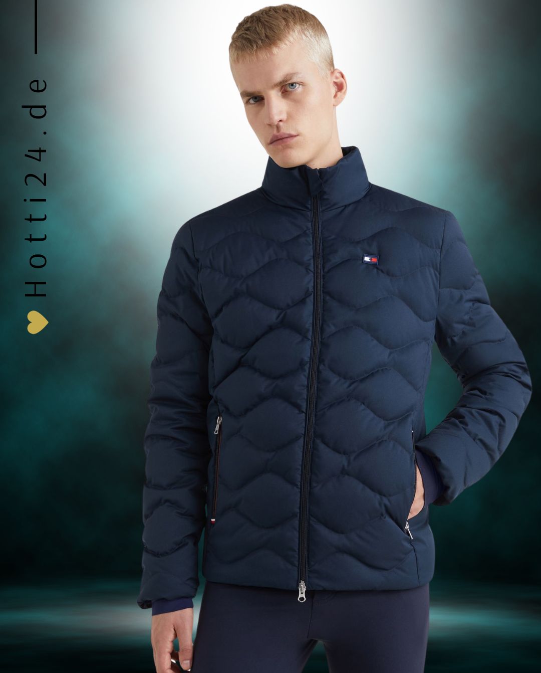 Tommy Hilfiger Equestrian® - Herren Jacke Daunen Blau, bietet alles, mit 2 Weg Reißverschluss vorne, gefüllt mit 100% recycelter Daune und Federn. Wasserabweisendes Außen Material, abnehmbare Kapuze, zwei Reißverschluss Taschen Artikelnummer TH10138-004 erhältlich bei www.Hotti24.de