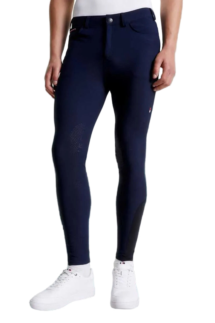 Entdecken Sie die Tommy Hilfiger Herren Reithose Geneva Fullgrip mit der Artikelnummer TH08MFBR670 in der Farbe Desert Sky. Diese hochwertige Reithose bietet nicht nur optimalen Komfort, sondern auch eine rutschfeste Fullgrip-Oberfläche für ein sicheres Reiterlebnis. Die Bilder zeigen das Modell von vorne, von der Seite und von hinten, um Ihnen einen umfassenden Eindruck zu vermitteln. Besuchen Sie die Webseite www.hotti24.de,