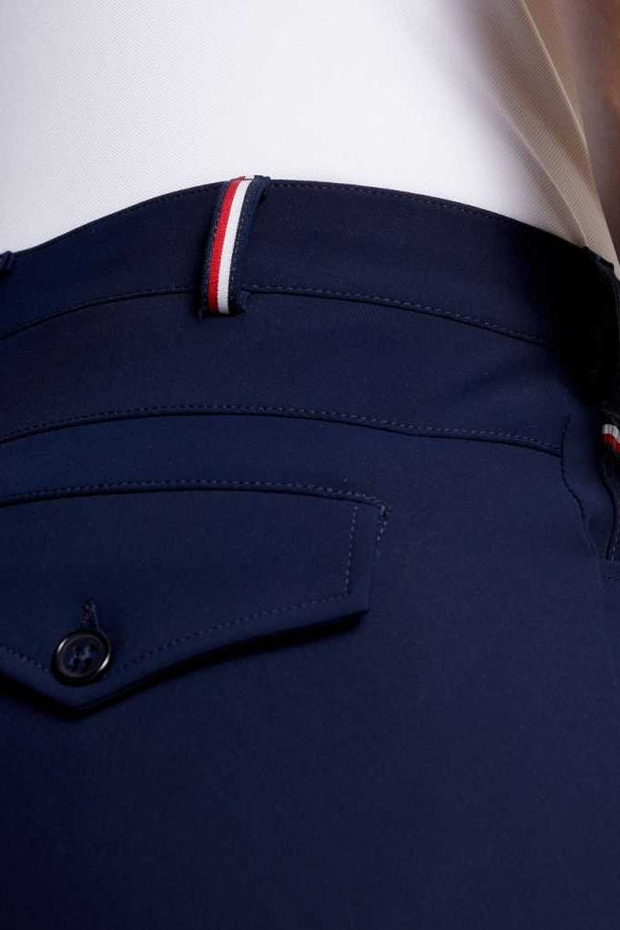 Entdecken Sie die Tommy Hilfiger Herren Reithose Geneva Fullgrip mit der Artikelnummer TH08MFBR670 in der Farbe Desert Sky. Diese hochwertige Reithose bietet nicht nur optimalen Komfort, sondern auch eine rutschfeste Fullgrip-Oberfläche für ein sicheres Reiterlebnis. Die Bilder zeigen das Modell von vorne, von der Seite und von hinten, um Ihnen einen umfassenden Eindruck zu vermitteln. Besuchen Sie die Webseite www.hotti24.de,