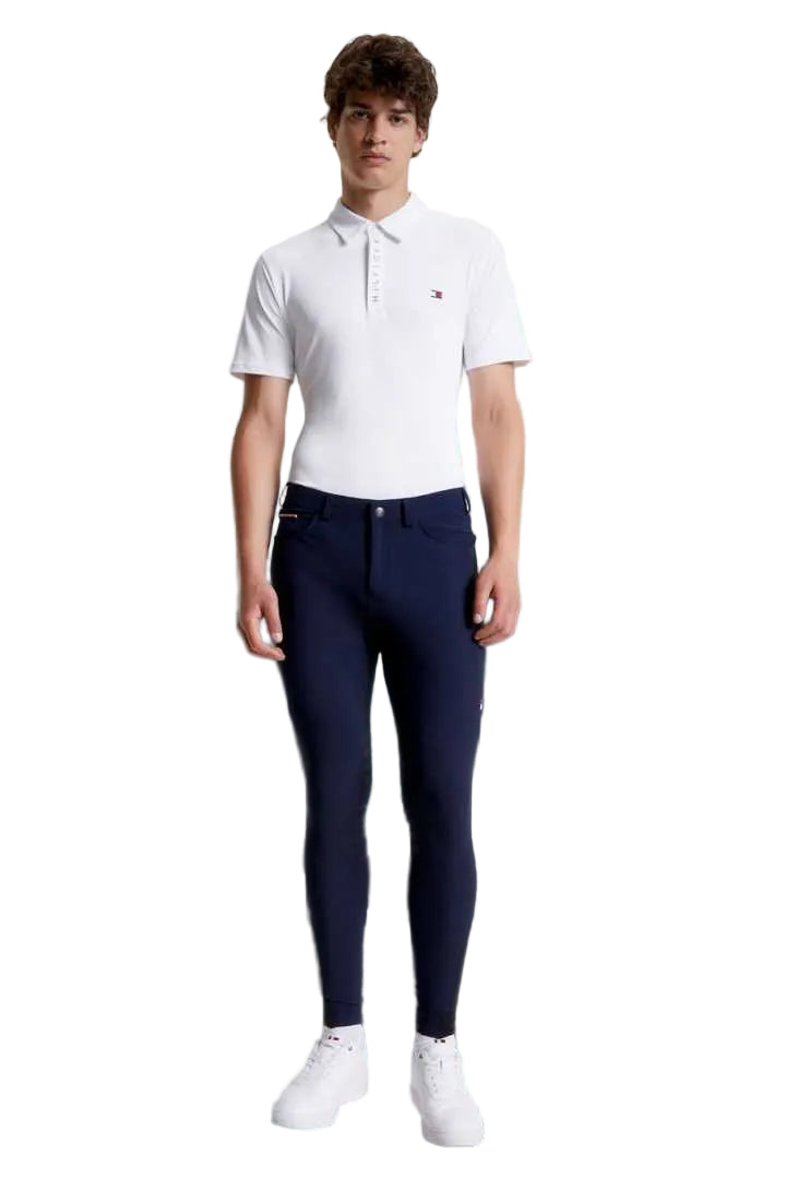 Entdecken Sie die Tommy Hilfiger Herren Reithose Geneva Fullgrip mit der Artikelnummer TH08MFBR670 in der Farbe Desert Sky. Diese hochwertige Reithose bietet nicht nur optimalen Komfort, sondern auch eine rutschfeste Fullgrip-Oberfläche für ein sicheres Reiterlebnis. Die Bilder zeigen das Modell von vorne, von der Seite und von hinten, um Ihnen einen umfassenden Eindruck zu vermitteln. Besuchen Sie die Webseite www.hotti24.de,