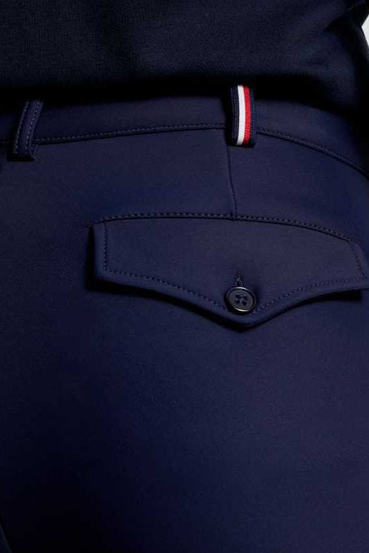 Die vorliegende Datei enthält Informationen über eine Herren-Reithose von Tommy Hilfiger mit dem Namen "Geneva Kniegrip TH08MKBR487-004" in der Farbe Blau. Diese Reithose ist auf der Website www.hotti24.de erhältlich. Die Hose verfügt über Kniegriff-Elemente, die zusätzlichen Halt bieten.  Es sind Bilder der Reithose aus verschiedenen Blickwinkeln enthalten: von vorne, von der Seite und von hinten. 