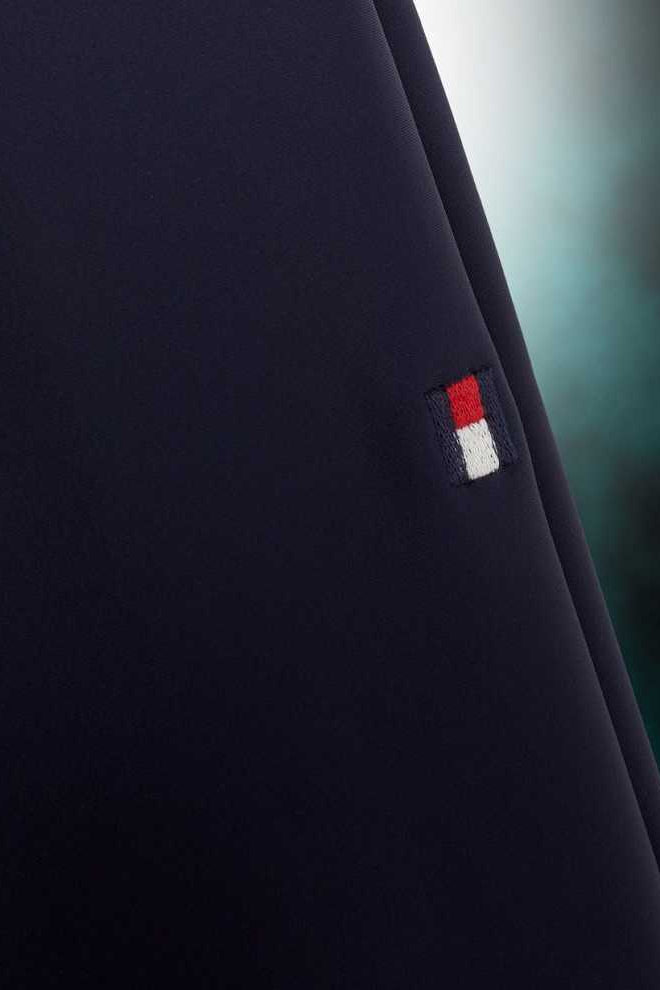 Die vorliegende Datei enthält Informationen über eine Herren-Reithose von Tommy Hilfiger mit dem Namen "Geneva Kniegrip TH08MKBR487-004" in der Farbe Blau. Diese Reithose ist auf der Website www.hotti24.de erhältlich. Die Hose verfügt über Kniegriff-Elemente, die zusätzlichen Halt bieten.  Es sind Bilder der Reithose aus verschiedenen Blickwinkeln enthalten: von vorne, von der Seite und von hinten. 