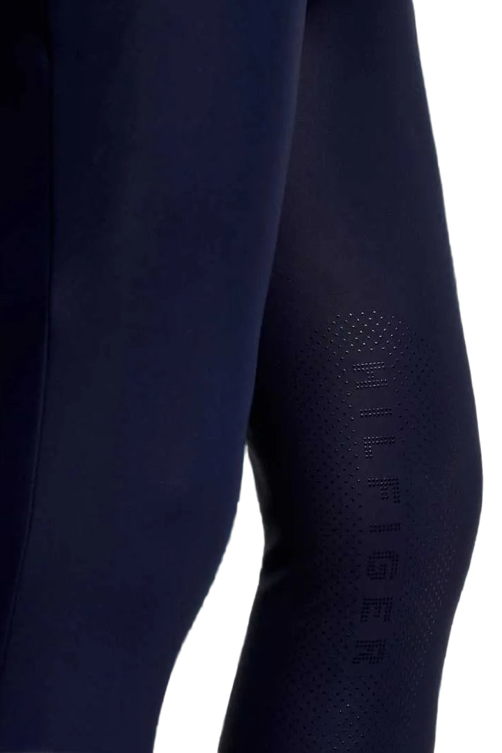 Die vorliegende Datei enthält Informationen über eine Herren-Reithose von Tommy Hilfiger mit dem Namen "Geneva Kniegrip TH08MKBR487-004" in der Farbe Blau. Diese Reithose ist auf der Website www.hotti24.de erhältlich. Die Hose verfügt über Kniegriff-Elemente, die zusätzlichen Halt bieten.  Es sind Bilder der Reithose aus verschiedenen Blickwinkeln enthalten: von vorne, von der Seite und von hinten. 