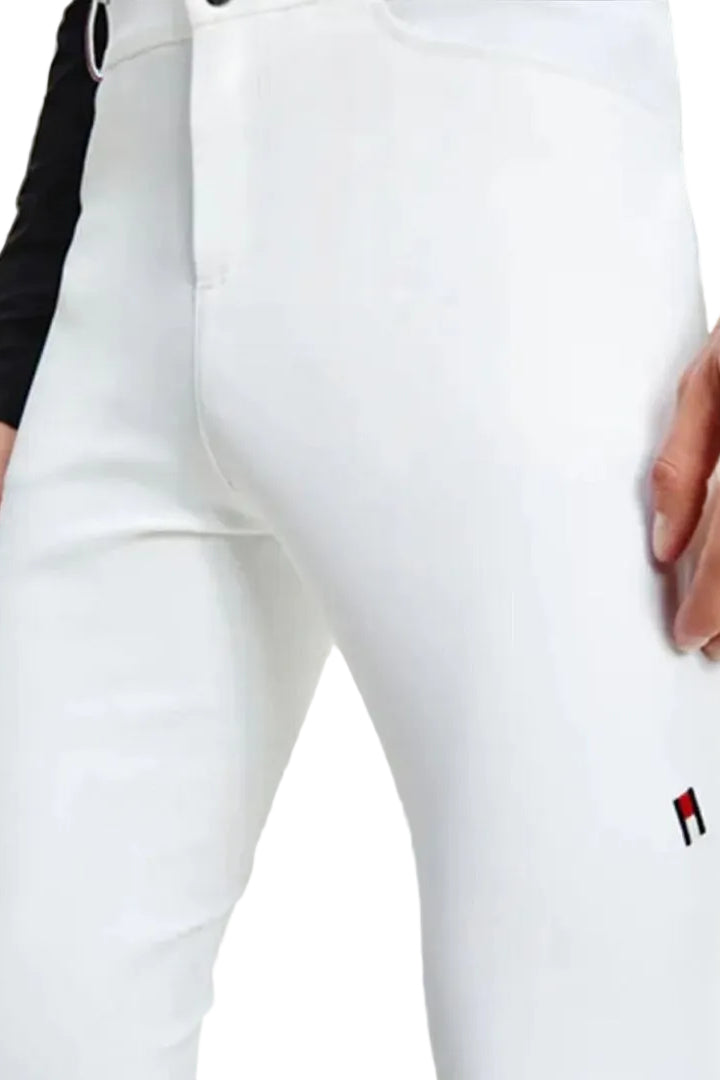 Tommy Hilfiger präsentiert die Herren-Reithose Turnier Performance mit Kniegrip in der Farbe Weiß mit der Artikelnummer TH10020-001. Diese Reithose kombiniert Stil und Leistung und bietet dank des Kniegrips zusätzlichen Halt im Sattel. Ideal für Reiter, die Wert auf Komfort und Eleganz legen. Für weitere Informationen und die Möglichkeit zum Kauf besuchen Sie bitte die Website des Händlers www.Hotti24.de