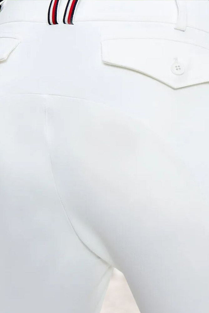 Tommy Hilfiger präsentiert die Herren-Reithose Turnier Performance mit Kniegrip in der Farbe Weiß mit der Artikelnummer TH10020-001. Diese Reithose kombiniert Stil und Leistung und bietet dank des Kniegrips zusätzlichen Halt im Sattel. Ideal für Reiter, die Wert auf Komfort und Eleganz legen. Für weitere Informationen und die Möglichkeit zum Kauf besuchen Sie bitte die Website des Händlers www.Hotti24.de