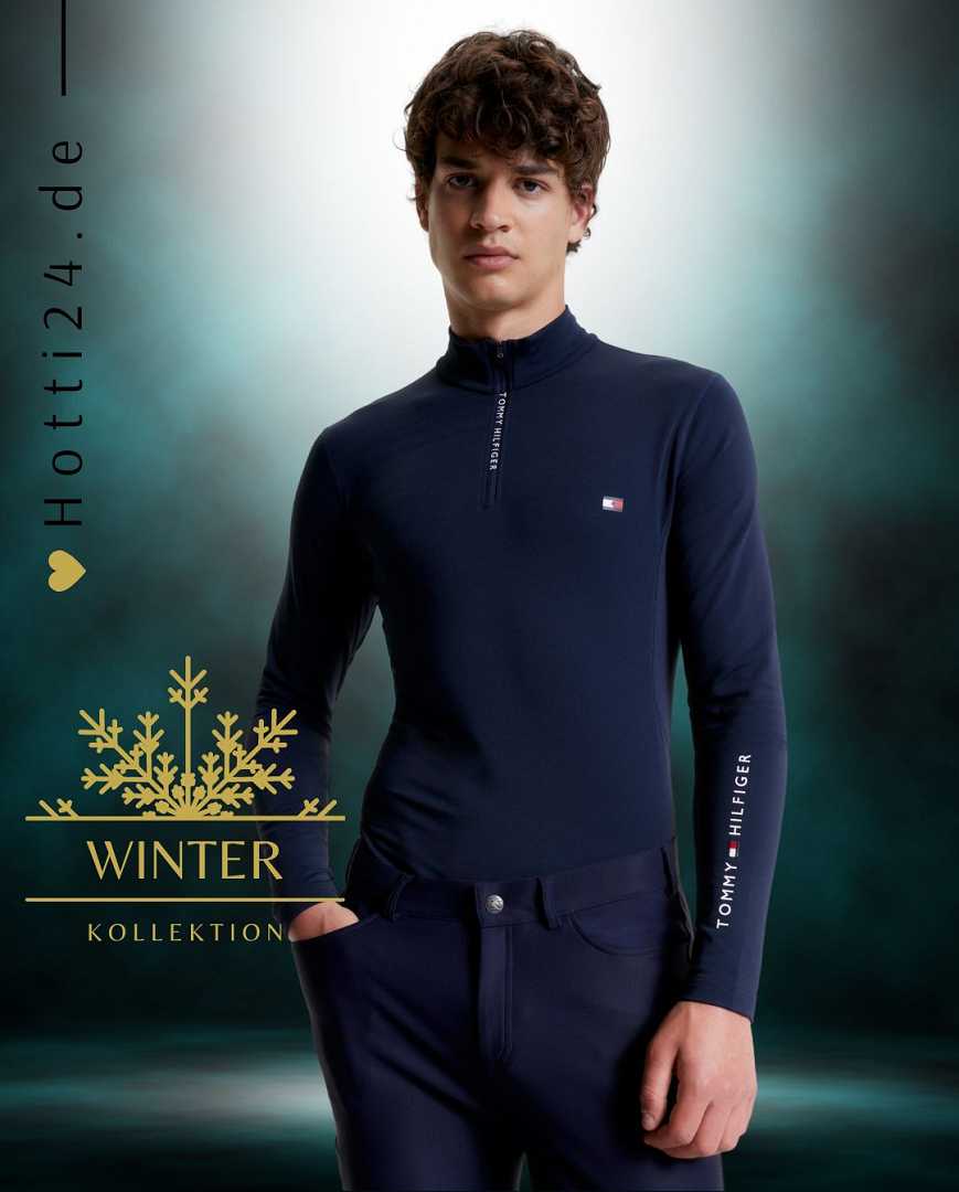 Herren-Trainingshirt von Tommy Hilfiger mit der Bezeichnung "Thermo TH08MLZS471-004" in der Farbe Blau. Dieses Trainingshirt ist auf der Website www.hotti24.de erhältlich. Das Shirt wurde speziell entwickelt, um während des Trainings Wärme zu bieten und gleichzeitig komfortabel zu bleiben.  Zusätzlich enthält die Datei Bilder des Trainingshemds aus verschiedenen Blickwinkeln, darunter die Vorderseite, die Seite und die Rückseite. 