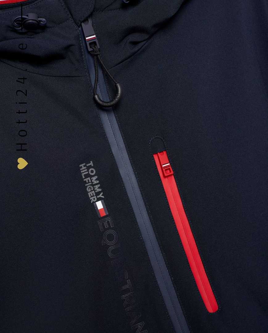 Herren-Winterjacke von Tommy Hilfiger mit dem Namen "London TH08MJAC485-004" in der Farbe Blau. Diese Winterjacke ist auf der Website www.hotti24.de erhältlich. Die Jacke wurde entwickelt, um Wärme und Stil zu bieten, insbesondere in kalten Witterungsbedingungen.  In der Datei sind Bilder der Winterjacke aus verschiedenen Blickwinkeln enthalten, darunter die Vorderseite, die Seite und die Rückseite. 