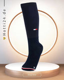 Unisex-Socken von Tommy Hilfiger mit der Bezeichnung "New York TH08MSOC625-004" in der Farbe Blau. Diese Socken sind auf der Webseite www.hotti24.de erhältlich. Die Socken wurden für Männer und Frauen entworfen und bieten Stil und Komfort für den Alltag.