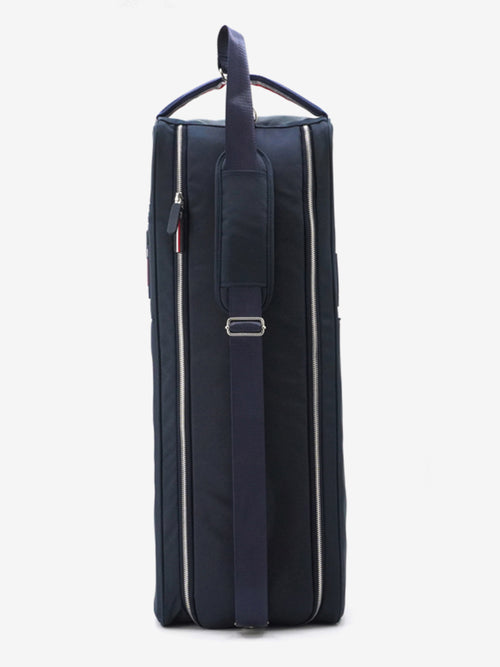 Tommy Hilfiger präsentiert die Stiefeltasche Signature mit der Artikelnummer TH09UBAG302-004 in der Farbe Blau. Diese Stiefeltasche bietet eine stilvolle und praktische Lösung für den Transport und die Aufbewahrung von Reitstiefeln, erhältlich unter www.Hotti24.de